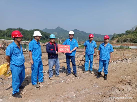 安徽金磊礦業(yè)公司副經(jīng)理到公司金磊項(xiàng)目部開(kāi)展高溫慰問(wèn)  安徽金磊礦業(yè)公司副經(jīng)理到公司金磊項(xiàng)目部開(kāi)展高溫慰問(wèn)